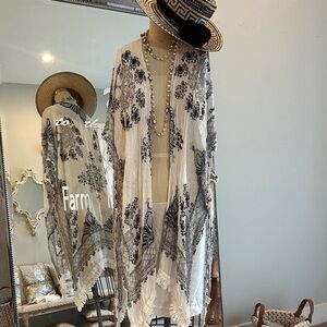 Chic Black and White Floral Kimono/Beach Wear 
Hat not included